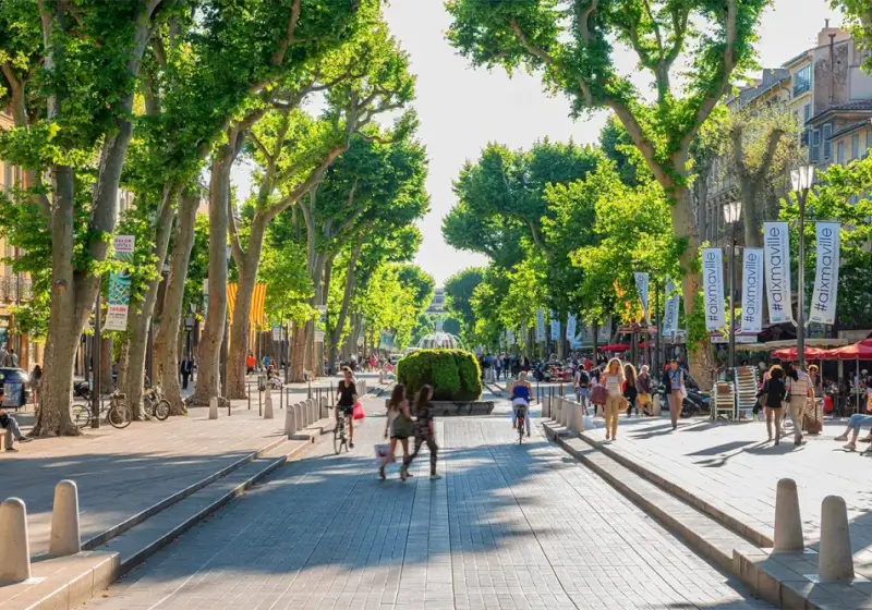 Platz in Aix-en-Provenc im Sommer