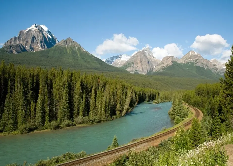 Bahnstrecke in den kanadischen Rocky Mountains